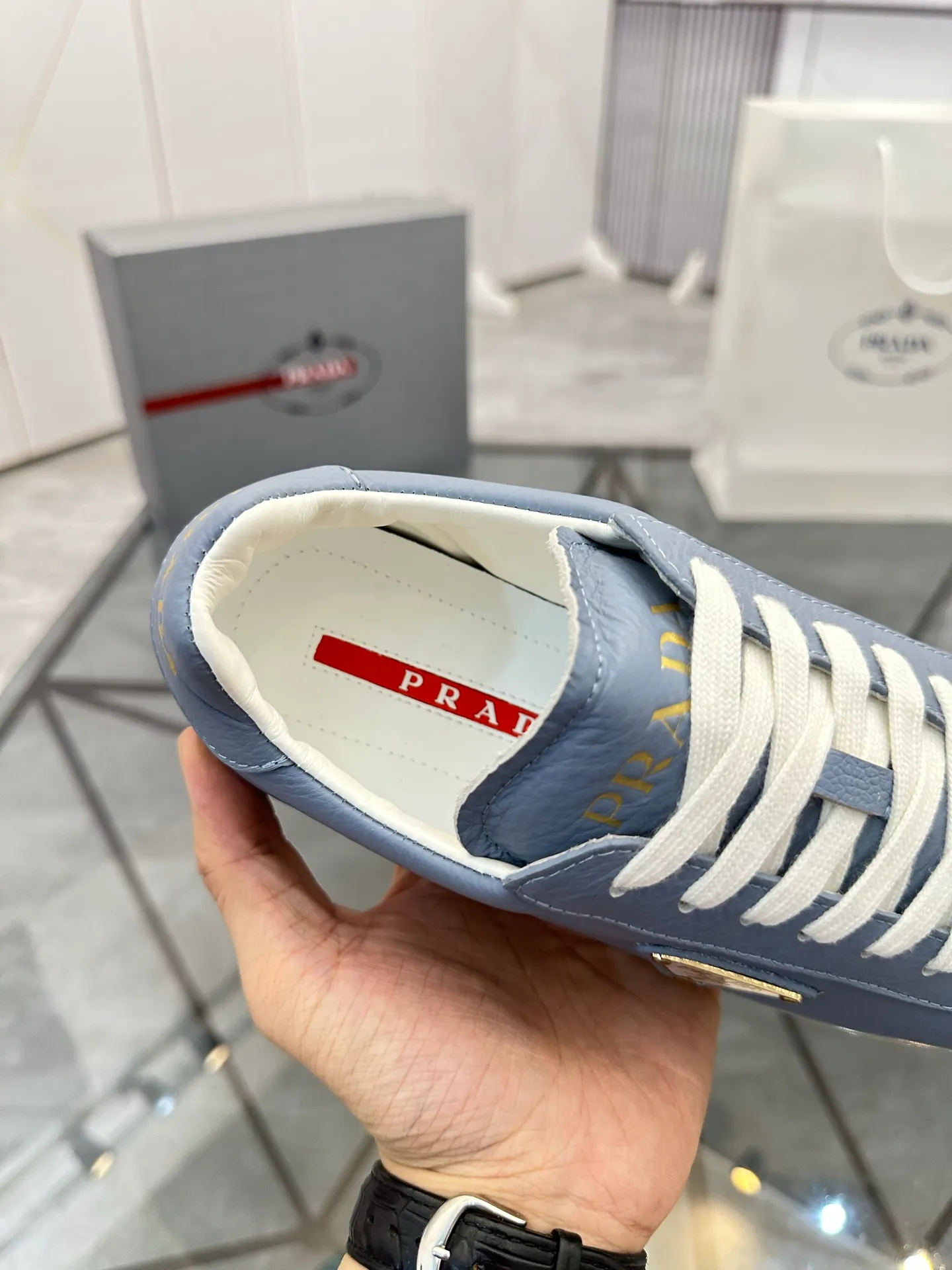 Men's shoes for sale 💰: 💰P540¥ High-end top quality Product trademark: Prada *"Prada*" low-top casual shoes Regular size: 38-45 (can be customized to 46) Product materials: imported first-layer cowhide for the upper, water-dyed cowhide lining, cowhide feet, original outsole. No.: 001